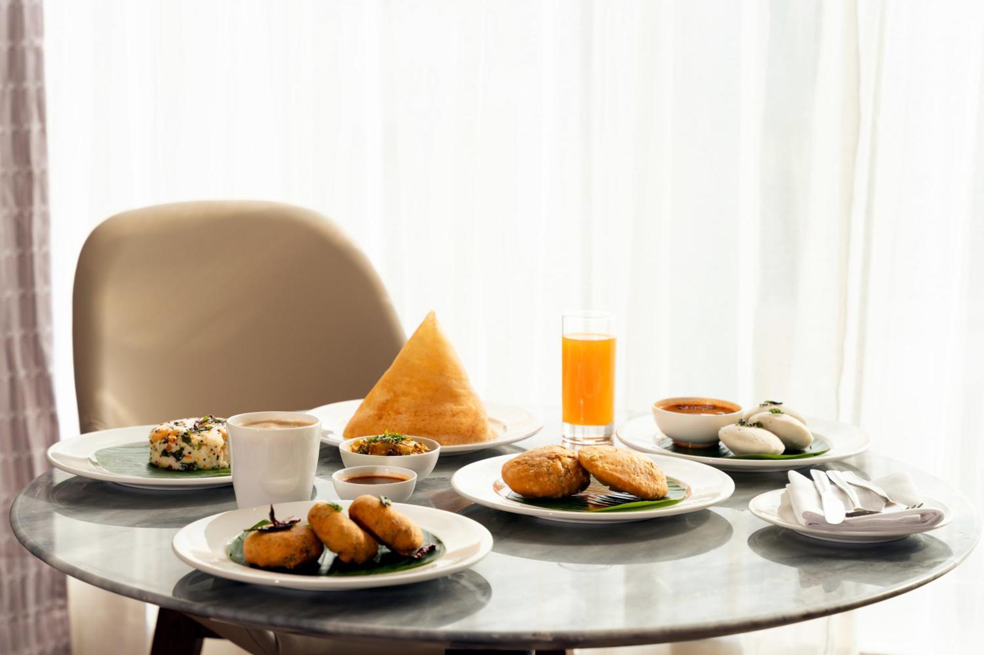 Courtyard By Marriott Gorakhpur Hotel Buitenkant foto