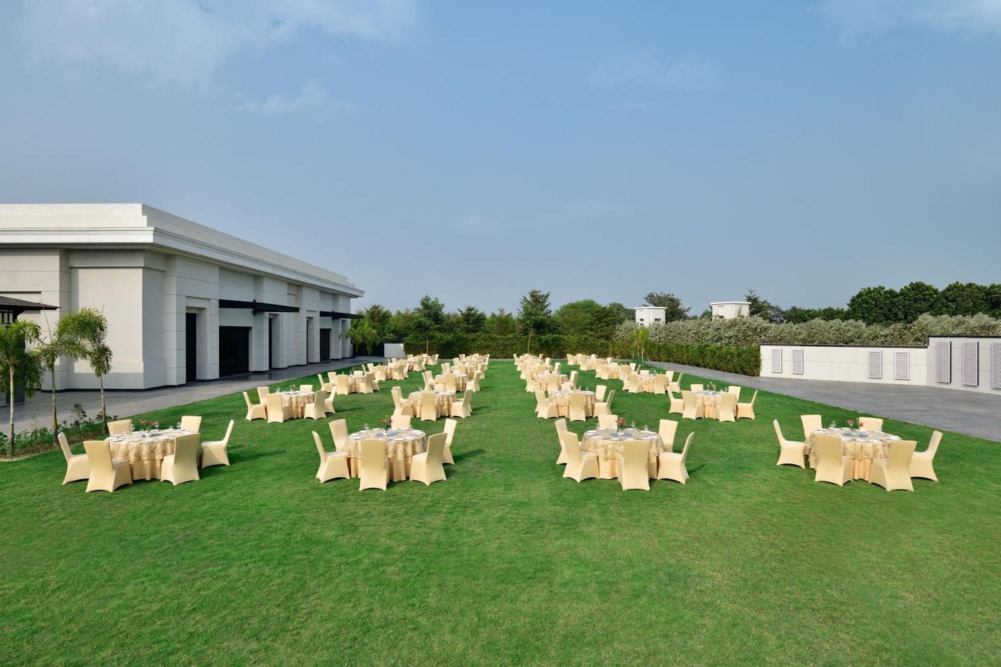 Courtyard By Marriott Gorakhpur Hotel Buitenkant foto