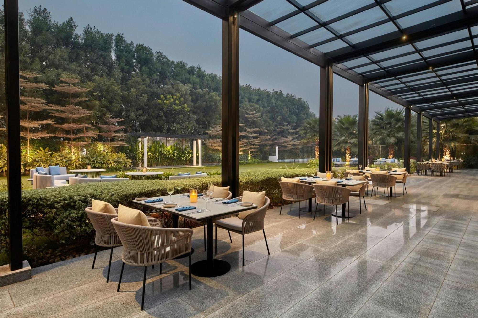 Courtyard By Marriott Gorakhpur Hotel Buitenkant foto