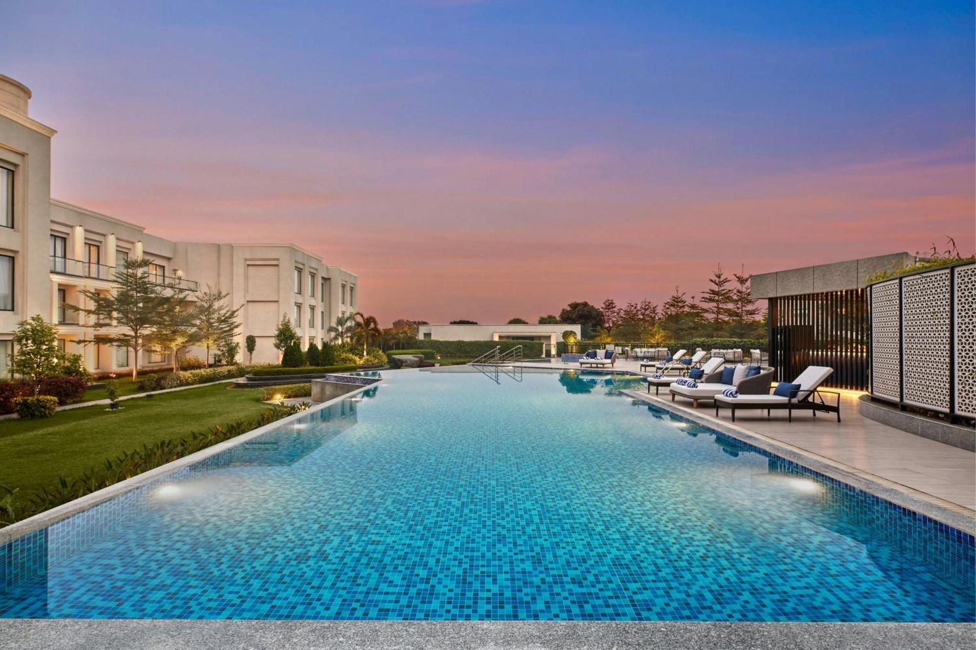 Courtyard By Marriott Gorakhpur Hotel Buitenkant foto