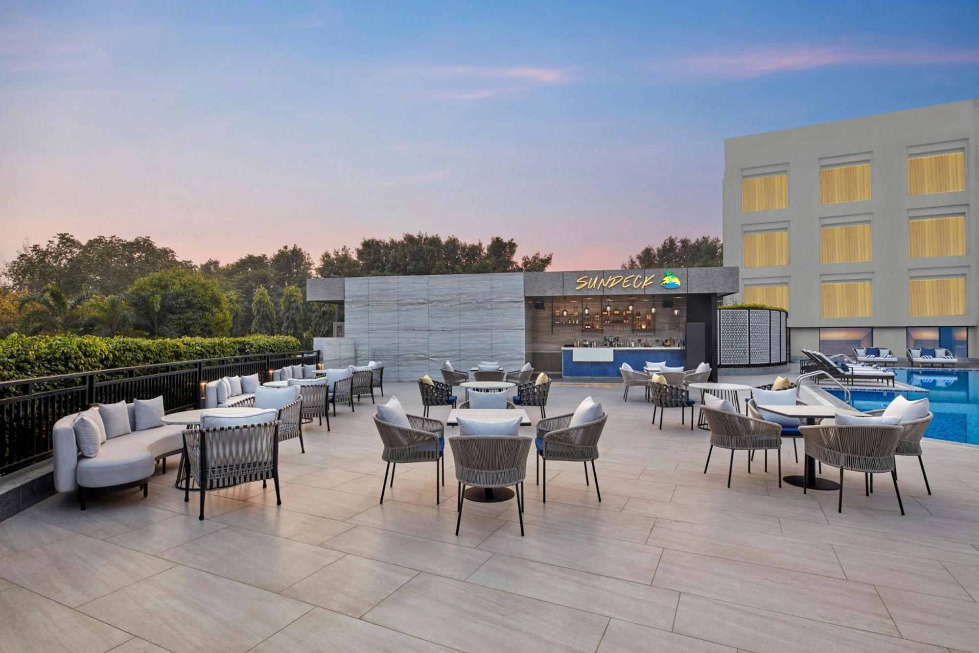Courtyard By Marriott Gorakhpur Hotel Buitenkant foto